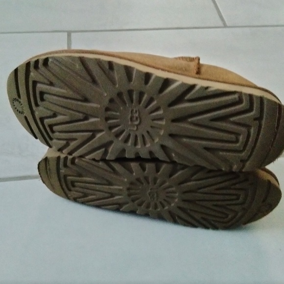 Size 8 Uggs - Picture 3 of 5